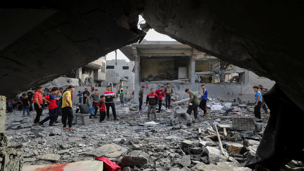 فلسطينيون يتفقدون موقع قصف على منزل في جباليا شمال قطاع غزة. 18 مايو/أيار 2025. (رويترز)