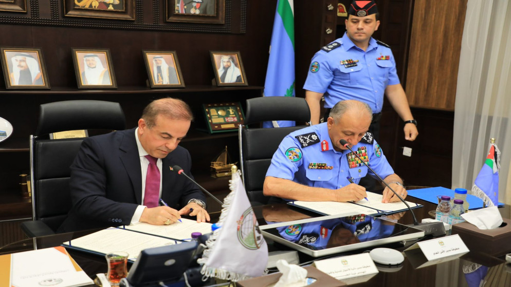 مدير الأمن العام اللواء عبيد الله المعايطة (يمين) ومدير عام دائرة الأحوال المدنية والجوازات غيث الطيب (يسار) يوقعان على مذكرة تفاهم. 20 أيار 2025.