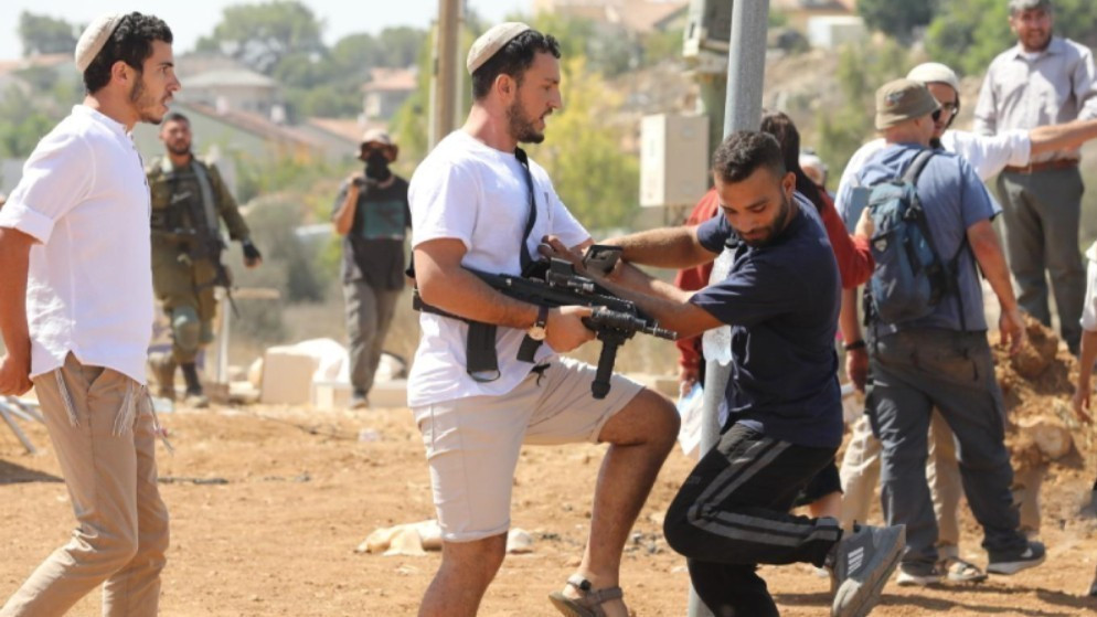 مستوطنون يعتدون على فلسطينيين في دورا قرب الخليل، 23/09/2023. (مشهور وحواح/وفا)