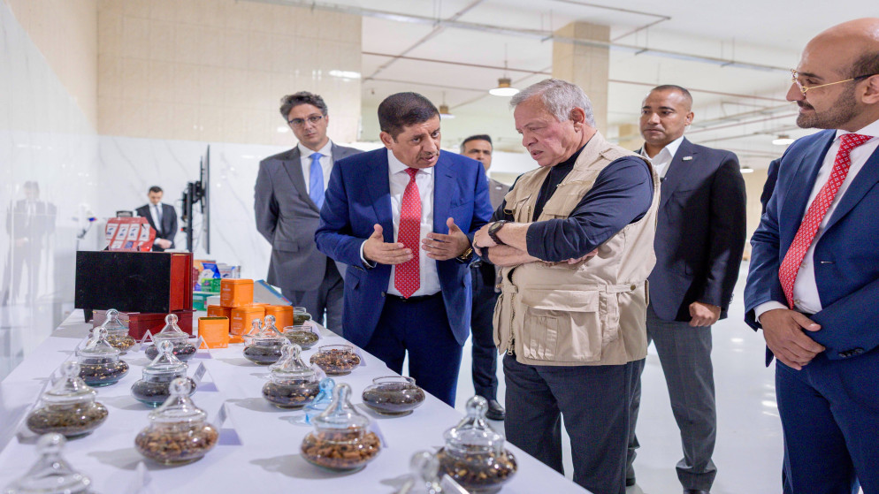 الملك يزور ثلاثة مصانع إنتاجية في مدينة الموقر الصناعية.(الديوان الملكي الهاشمي)
