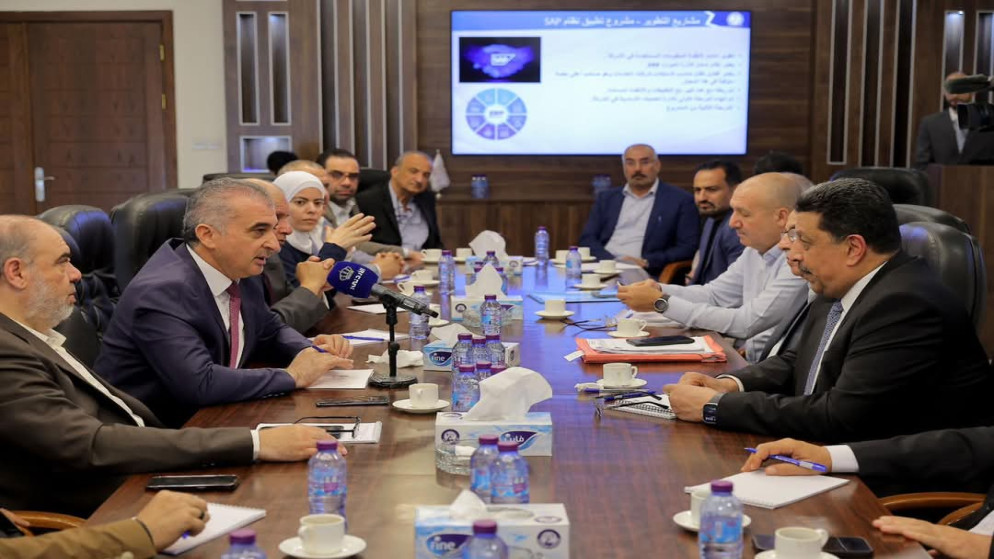 لجنة الطاقة النيابية، برئاسة النائب هيثم زيادين خلال زيارة شركة الكهرباء الأردنية. (بترا)