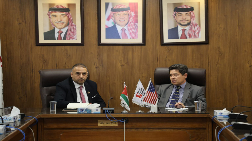 المدير العام لمؤسّسة التدريب المهني أحمد الغرايبة مع الملحق الثقافي بالسفارة الأميركية في عمّان جاد دورنبرغ. (مؤسسة التدريب المهني)