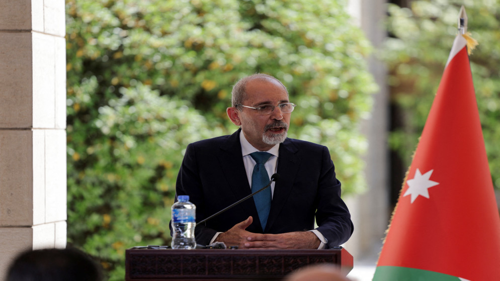 نائب رئيس الوزراء وزير الخارجية وشؤون المغتربين أيمن الصفدي خلال مؤتمر صحفي مع وزير الخارجية السوري أسعد الشيباني في دمشق، 20 أيار 2025. (رويترز)