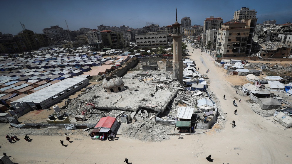 فلسطينيون في مدينة غزة، 20 أيار 2025. (رويترز)