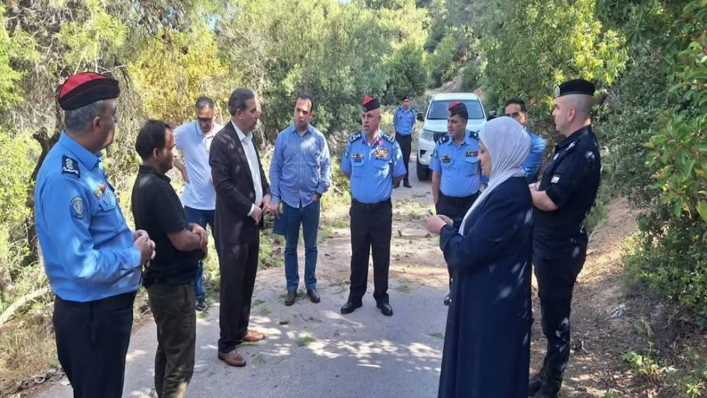 محافظ جرش فراس الفاعور خلال الكشف على موقع الاعتداء على الأشجار الحرجية في منطقة ساكب