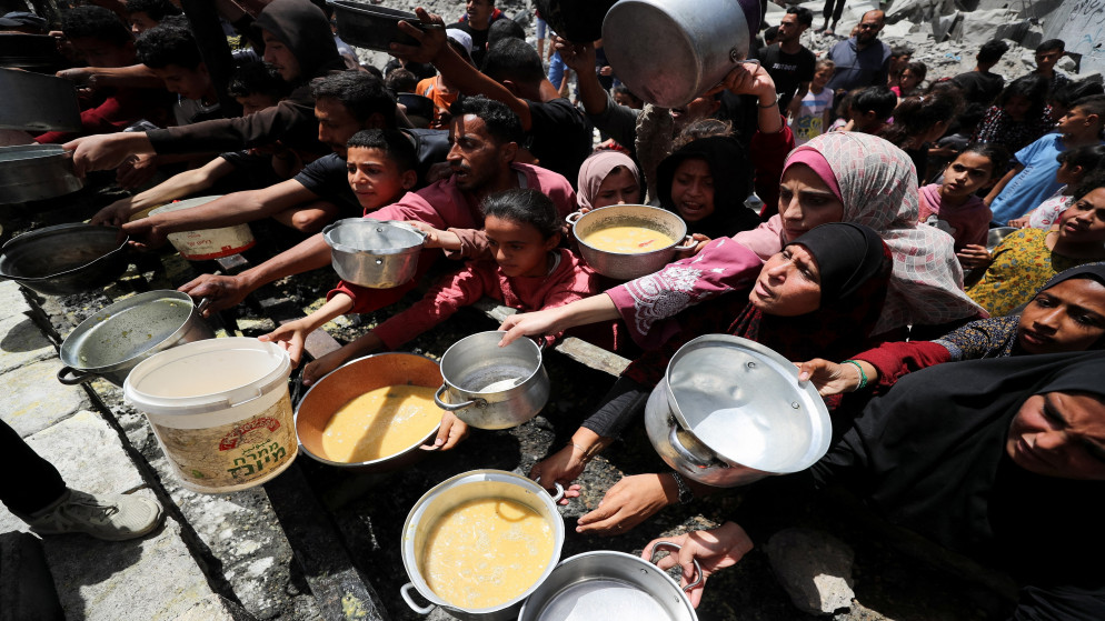 فلسطينيون ينتظرون الحصول على طعام في جباليا شمال قطاع غزة. 19 مايو/أيار 2025. (رويترز)
