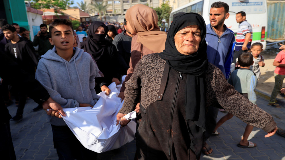 فلسطينيون يحملون جثمان شهيد في مستشفى ناصر في خان يونس، جنوب قطاع غزة، 21 أيار 2025. (رويترز)