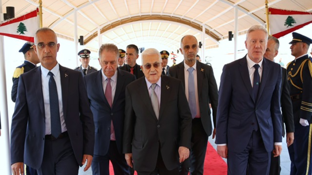 الرئيس الفلسطيني محمود عباس عند وصوله إلى مطار بيروت. (الوكالة الوطنية للإعلام)