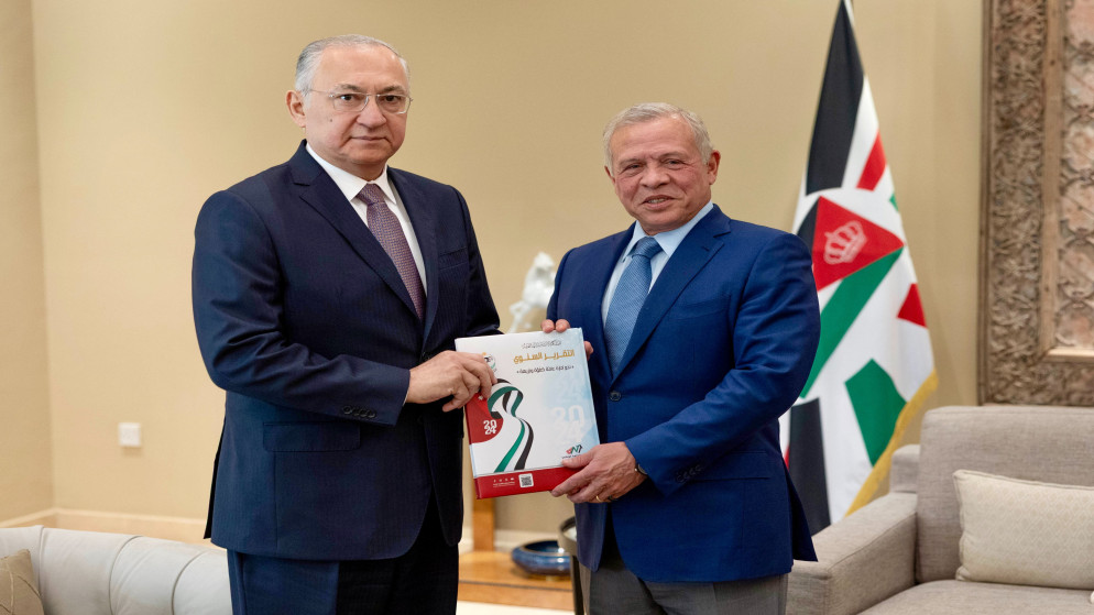 جلالة الملك عبدالله الثاني يتسلم التقرير السنوي لهيئة النزاهة ومكافحة الفساد لعام 2024. (الديوان الملكي)