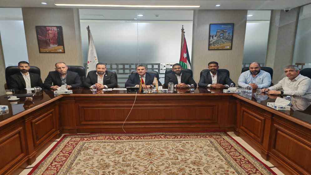 رئيس هيئة تنظيم قطاع الاتصالات، بسام السرحان، في مقر الهيئة خلال لقاء مع مستثمري الأجهزة الخلوية. (جمعية الرؤيا لمستثمري الأجهزة الخلوية وإكسسواراتها)