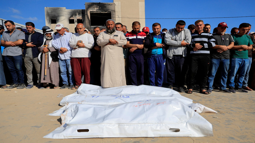 فلسطينيون يؤدون صلاة الجنازة على جثامين شهداء في خان يونس، جنوب قطاع غزة، 21 أيار 2025. (رويترز)