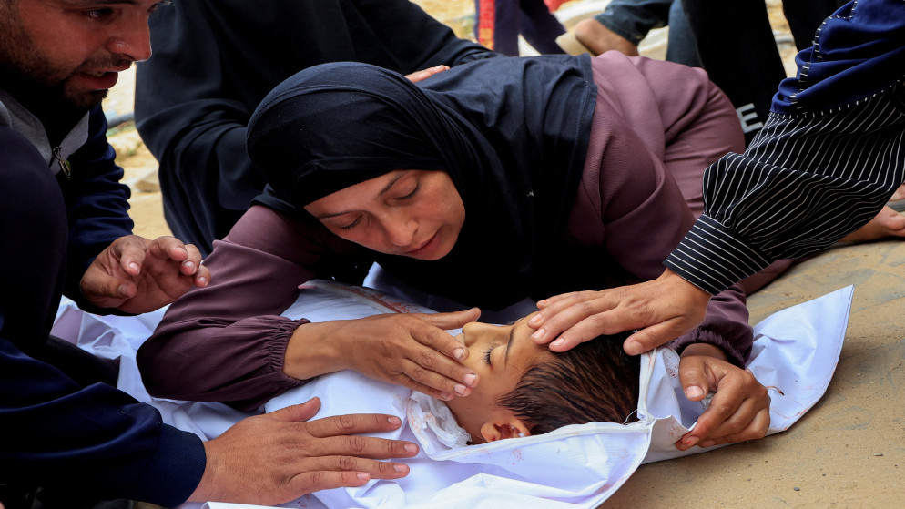 جثمان طفل فلسطيني شهيد في مستشفى ناصر، في خان يونس، جنوب قطاع غزة، 18 أيار 2025. (رويترز)
