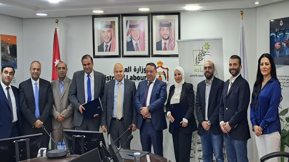 صندوق التنمية والتشغيل وشركة البريد الأردني توقعان اتفاقية لتمويل سيارات وسكوترات في كل المحافظات. (وزارة العمل)