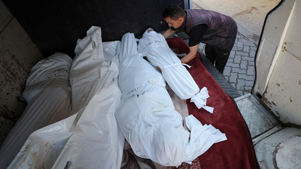 جثامين فلسطينيين استشهدوا في غارة إسرائيلية. مستشفى المعمداني العربية الأهلي في مدينة غزة، 21 أيار 2025. (رويترز)