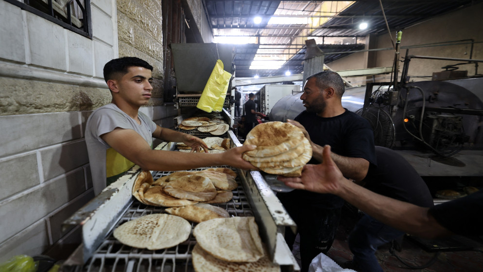 مخبز يعمل في دير البلح وسط قطاع غزة في 22 أيار 2025. (أ ف ب)