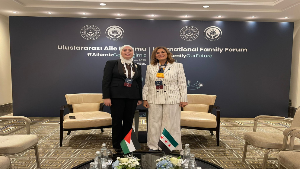 وزيرة التنمية الاجتماعية الأردنية وفاء بني مصطفى ونظيرتها السورية وزيرة الشؤون الاجتماعية والعمل هند قبوات خلال أعمال المنتدى الدولي للأسرة في تركيا.