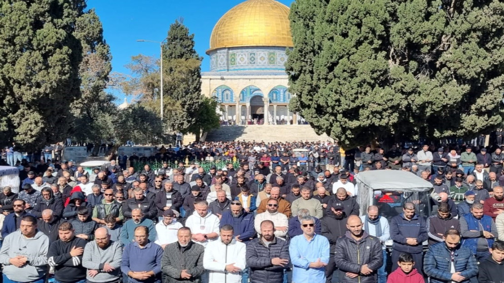 فلسطينيون يؤدون صلاة الجمعة في المسجد الأقصى المبارك. (وفا)