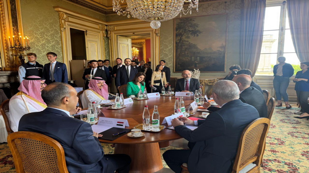 الصفدي وأعضاء من اللجنة الوزارية المكلفة من القمة العربية الإسلامية الاستثنائية المشتركة بشأن غزة في بارس.