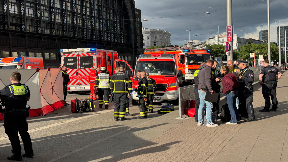 أفراد من خدمات الطوارئ في موقع الحادث في محطة القطار الرئيسية في هامبورغ، 23 أيار 2025. (أ ف ب)