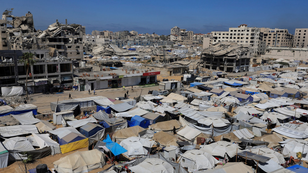فلسطينيون نازحون بسبب الهجوم الإسرائيلي، يلجأون إلى الخيام في مدينة غزة، 23 أيار 2025. (رويترز)