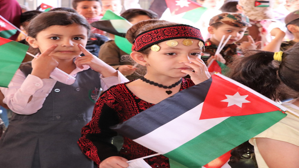 أطفال تحتفل بمناسبة عيد الاستقلال الـ79. (بترا)