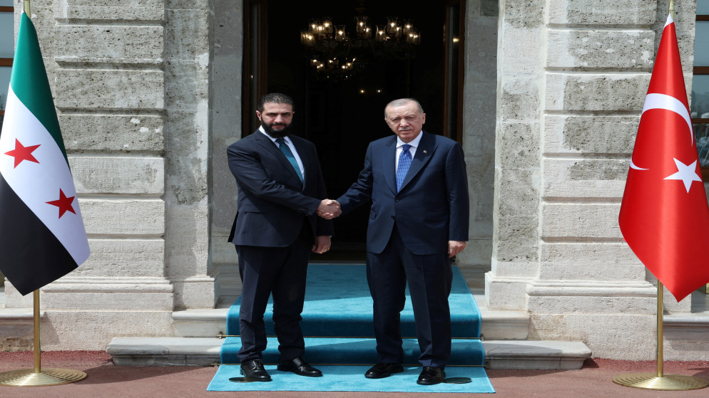 الرئيس التركي رجب طيب أردوغان يلتقي الرئيس السوري أحمد الشرع في إسطنبول، 24 أيار 2025.(رويترز)