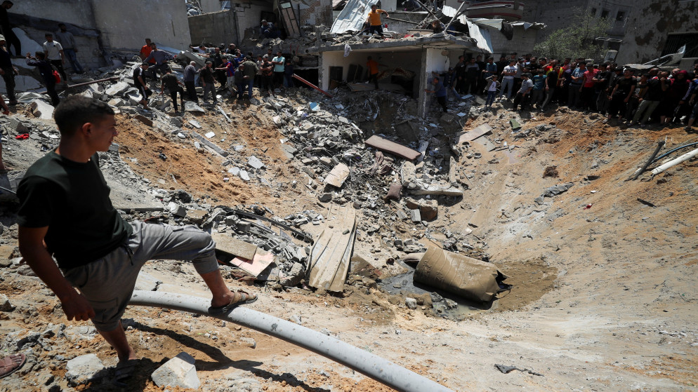 فلسطينيون يبحثون عن ضحايا في موقع غارة إسرائيلية على منزل في جباليا شمال قطاع غزة، 23 أيار 2025. (رويترز)