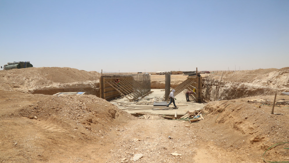 من أعمال مشروع طريق المدينة الرياضية الجديدة في لواء الموقر. (وزارة الأشغال)