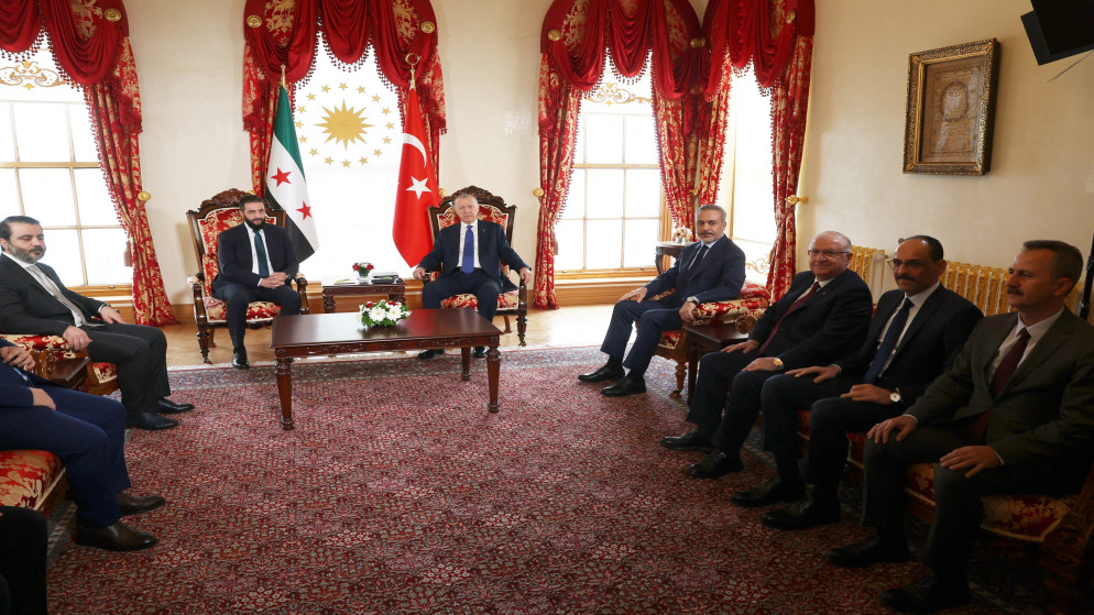 الرئيس التركي رجب طيب أردوغان يلتقي الرئيس السوري أحمد الشرع، إلى جانب مسؤولين أتراك وسوريين، في إسطنبول، تركيا، 24 أيار 2025.