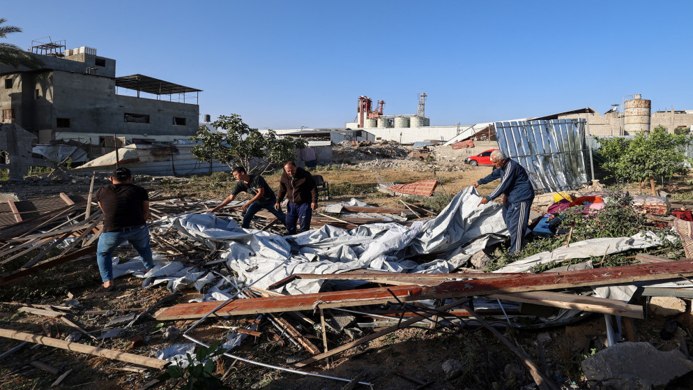 فلسطينيون يبحثون عن أشياء قابلة للإنقاذ بالقرب من منزل استهدفه قصف إسرائيلي على مخيم النصيرات للاجئين في وسط قطاع غزة في 24 أيار  2025 ( أ ف ب )