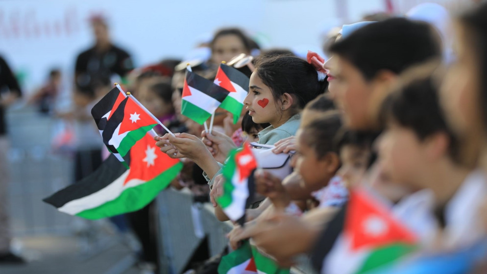 أطفال يحتفلون بالعيد التاسع والسبعين لاستقلال الأردن في المدرج الروماني في عمّان. (أمانة عمّان الكبرى)
