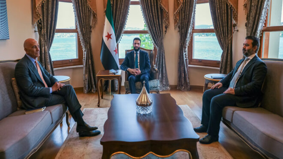 الرئيس السوري أحمد الشرع (وسط) يستقبل المبعوث الأميركي إلى دمشق توم باراك (يسار) بحضور وزير الخارجية السوري أسعد الشيباني (يمين) على هامش زيارته إلى مدينة إسطنبول التركية. (وكالة الأنباء السورية)