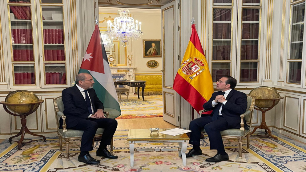 رئيس الوزراء وزير الخارجية وشؤون المغتربين أيمن الصفدي (يسار) يعقد مباحثات مع وزير الشؤون الخارجية والاتحاد الأوروبي والتعاون الإسباني خوسيه مانويل ألباريس. (وزارة الخارجية)