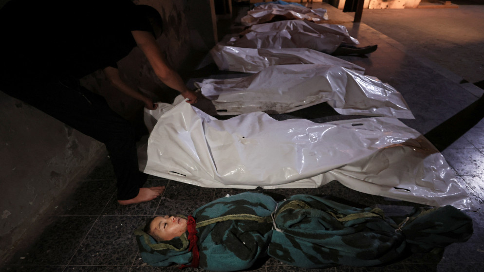 جثامين شهداء فلسطينيين في مستشفى المعمدان العربي الأهلي، في مدينة غزة، 26 أيار 2025. (رويترز)