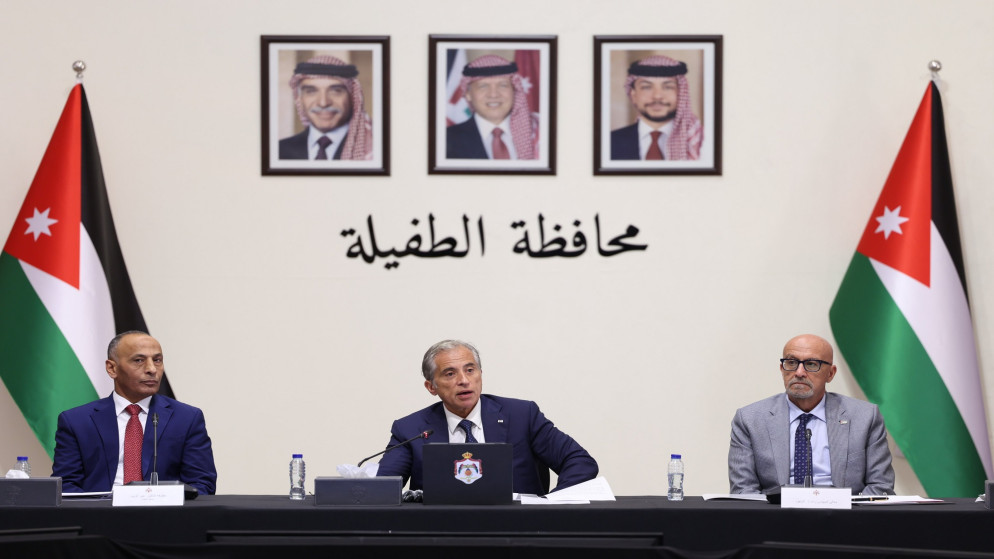 رئيس الوزراء جعفر حسان خلال جلسة مجلس الوزراء في محافظة الطفيلة. (رئاسة الوزراء)