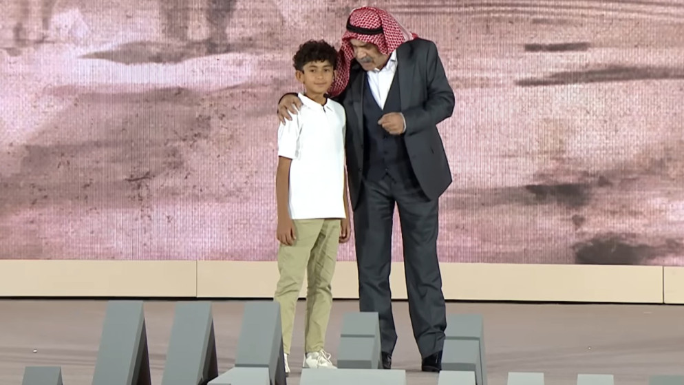 الطفل العناسوة خلال تقديمه عرضًا مسرحيًا في حفل الاستقلال أمام جلالة الملك إلى جانب الفنان القدير ماهر خماش.