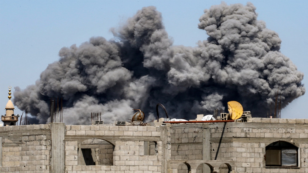 سحابة دخان تتصاعد من جراء قصف إسرائيلي على مخيم البريج للاجئين الفلسطينيين وسط قطاع غزة، 23 أيار/ مايو 2025. (أ ف ب)