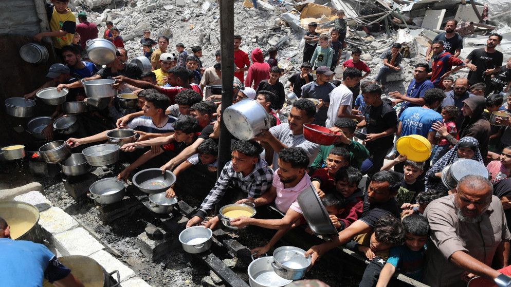 فلسطينيون ينتظرون الحصول على طعام من مطبخ في جباليا. شمالي قطاع غزة. 19 مايو/أيار 2025. (رويترز)