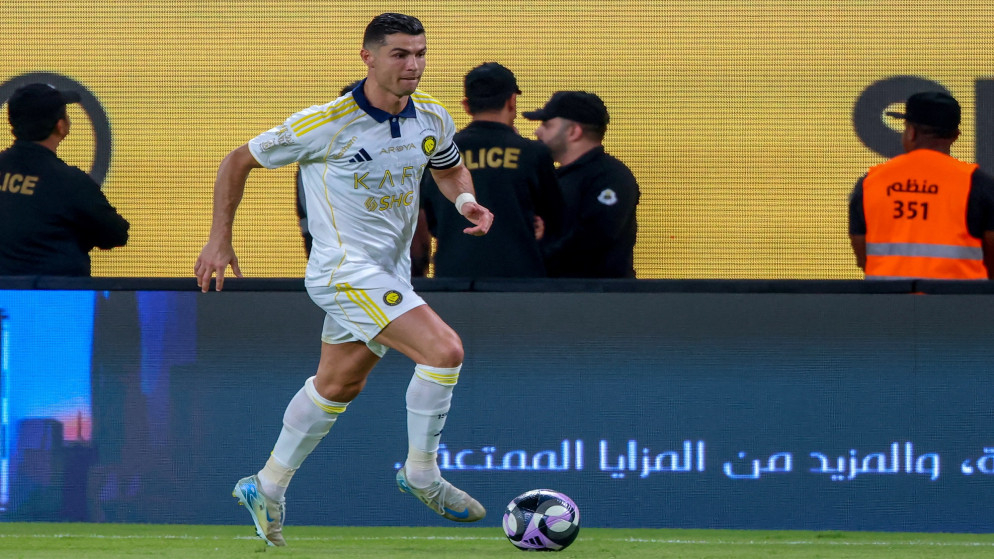 يركض مهاجم النصر البرتغالي رقم 7 كريستيانو رونالدو بالكرة خلال مباراة الدوري السعودي للمحترفين لكرة القدم بين النصر والخليج في ملعب الأول في الرياض في 21 مايو 2025. (أ ف ب)