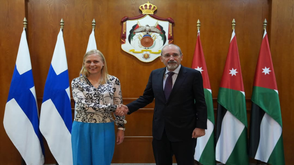 نائب رئيس الوزراء وزير الخارجية وشؤون المغتربين أيمن الصفدي مع وزيرة الخارجية الفنلندية إلينا فالتونين. (وزارة الخارجية)