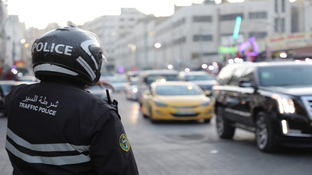 شرطي سير ينظم المرور في شارع رئيسي في العاصمة عمّان. (مديرية الأمن العام)