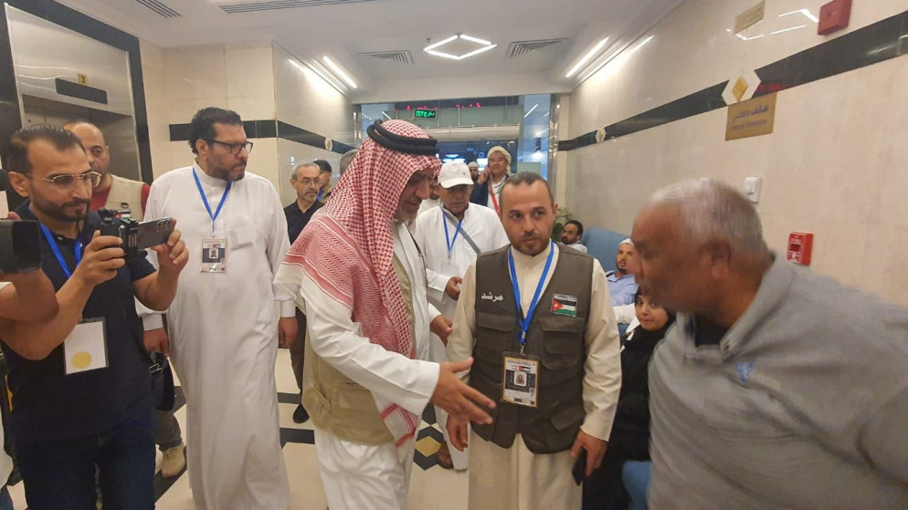 وزير الأوقاف والشؤون والمقدسات الإسلامية، محمد الخلايلة يتفقد حجاج البعثة الأردنية في المدينة المنورة. (المملكة)