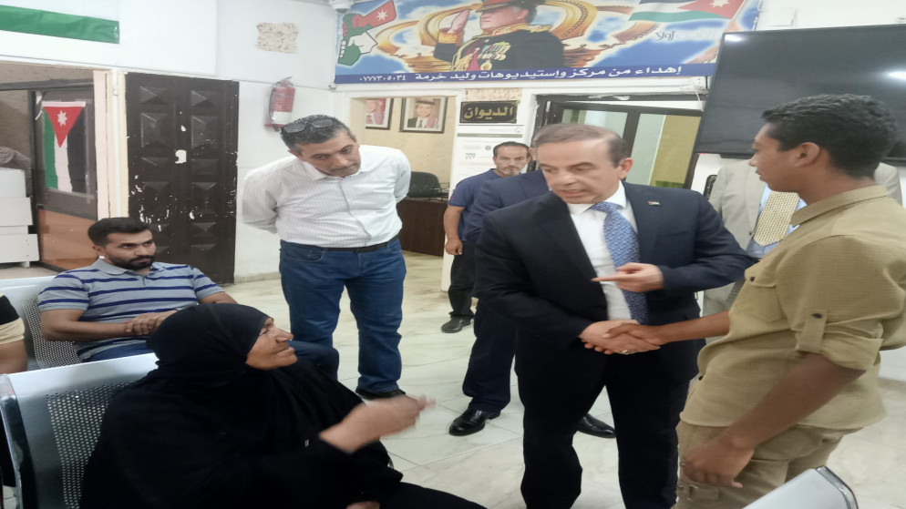 المدير العام لدائرة الأحوال المدنية والجوازات غيث غازي الطيب، خلال تفقده مديرية أحوال وجوازات مأدبا ومكتبيها في مأدبا وذيبان.