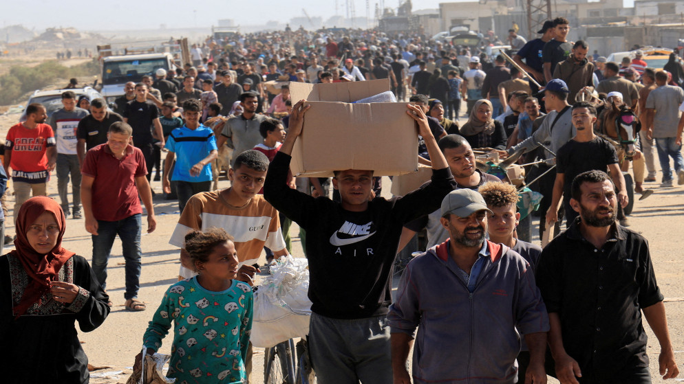 فلسطينيون يسعون للحصول على مساعدات بالقرب من موقع توزيع مساعدات في رفح جنوب قطاع غزة، 27 أيار 2025. (رويترز)