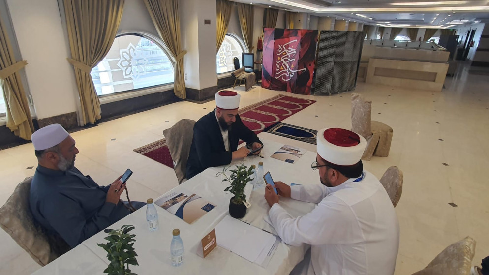 كوادر من الافتاء خلال إجاباتهم عن الأسئلة الشرعية الواردة عبر الواتساب 28-5-2025 (المملكة)