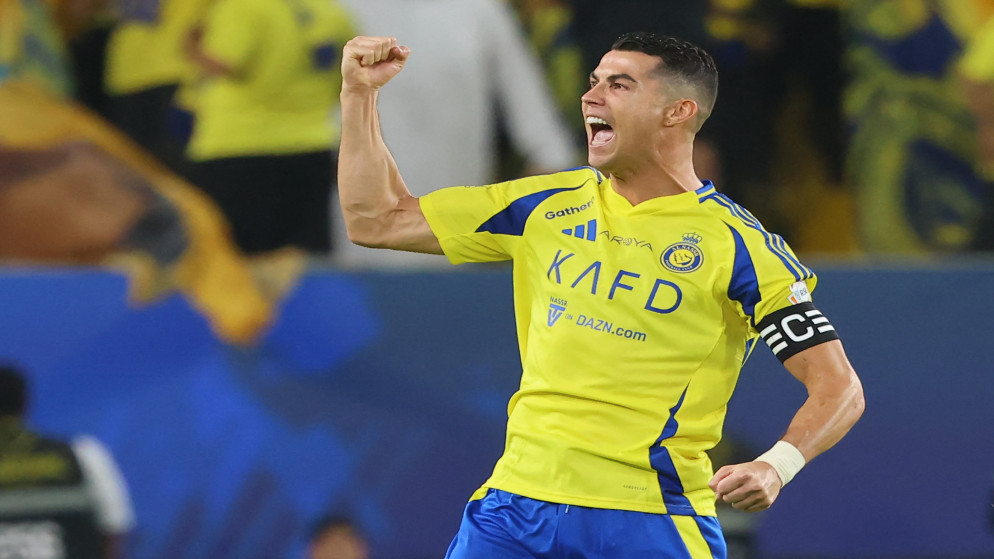 يحتفل مهاجم النصر البرتغالي رقم 7، كريستيانو رونالدو، بتسجيله الهدف الأول لفريقه خلال مباراة النصر والقادسية في الدوري السعودي للمحترفين على ملعب الأول بالرياض، 22 تشرين الثاني 2024. (أ ف ب)