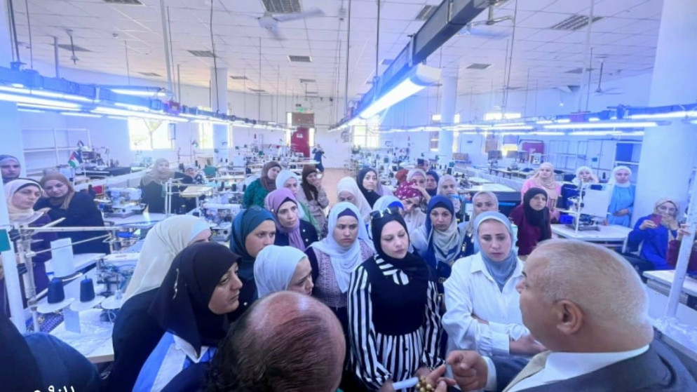 وزير العمل خالد البكار خلال زيارته أحد الفروع الإنتاجية في محافظة جرش. (وزارة العمل)