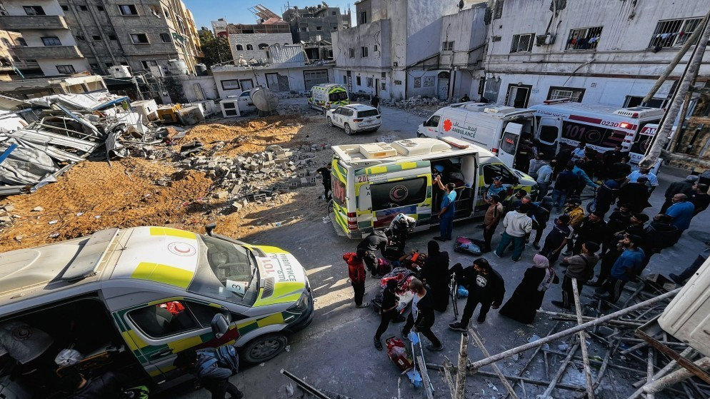 مسعفون يخلون جرحى ومرضى سرطان من مستشفى كمال عدوان في بيت لاهيا شمالي قطاع غزة . 28 تشرين الأول 2024. (رويترز)