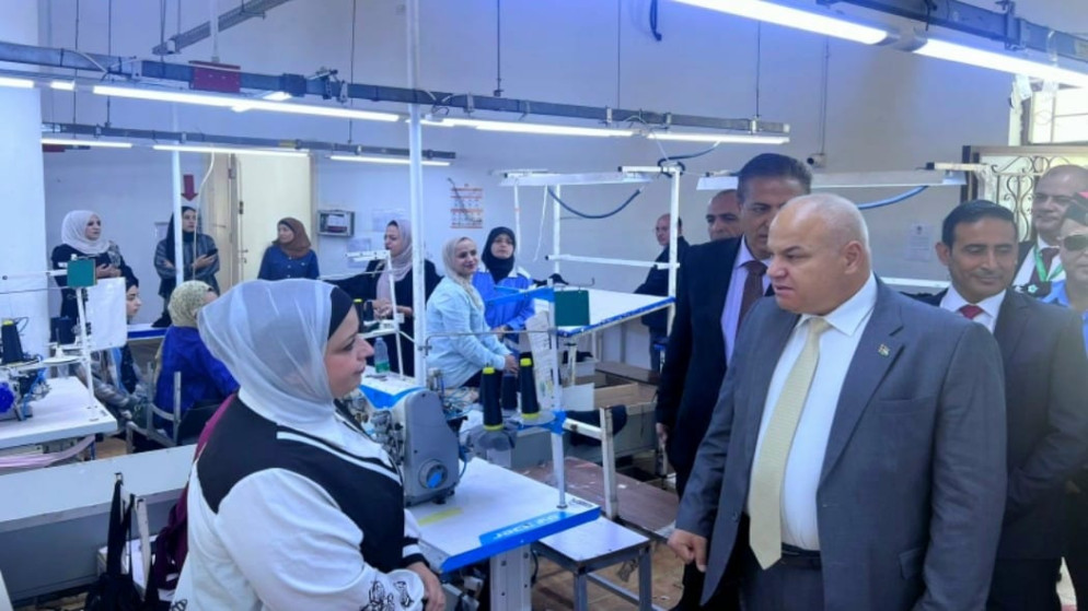 وزير العمل خالد البكار خلال زيارته أحد الفروع الإنتاجية في محافظة جرش. (وزارة العمل)