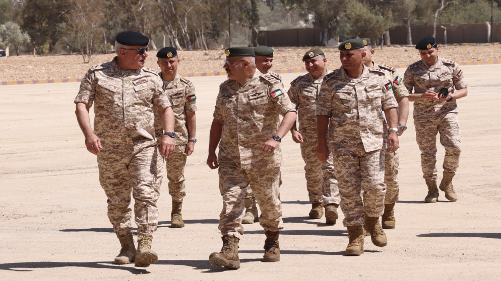 رئيس هيئة الأركان المشتركة، اللواء الركن يوسف الحنيطي خلال زيارة لقيادة المنطقة العسكرية الشرقية.